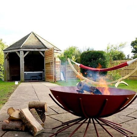 Romantic Retreat - Luxury Shepherds Hut + Hot Tub! Camborne Exteriör bild