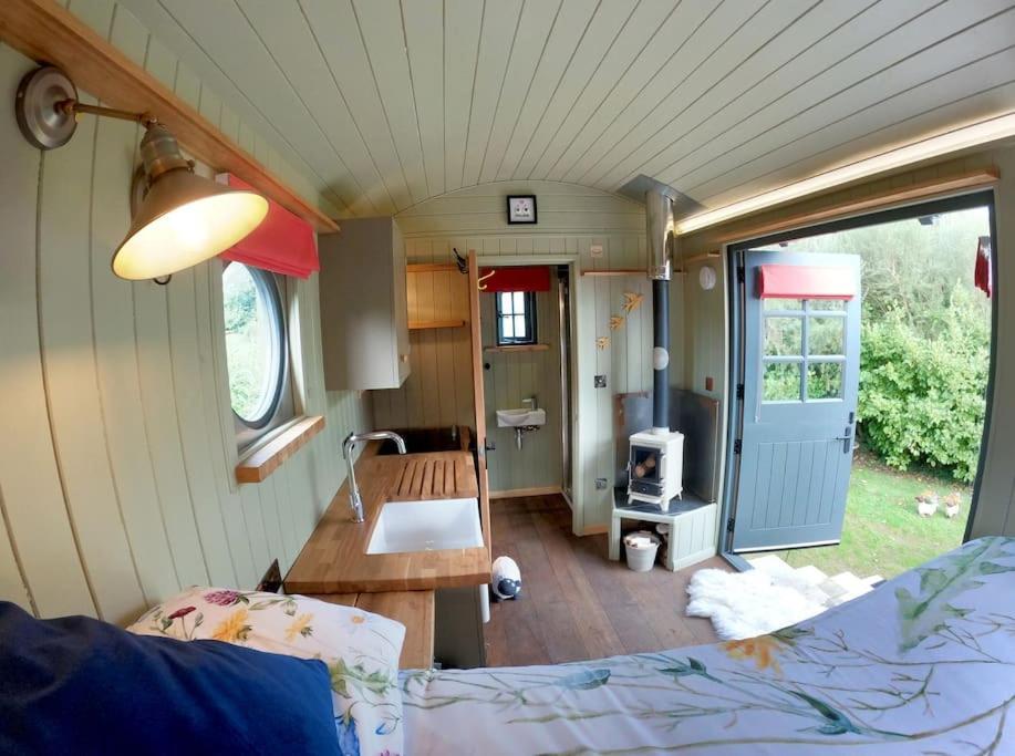 Romantic Retreat - Luxury Shepherds Hut + Hot Tub! Camborne Exteriör bild