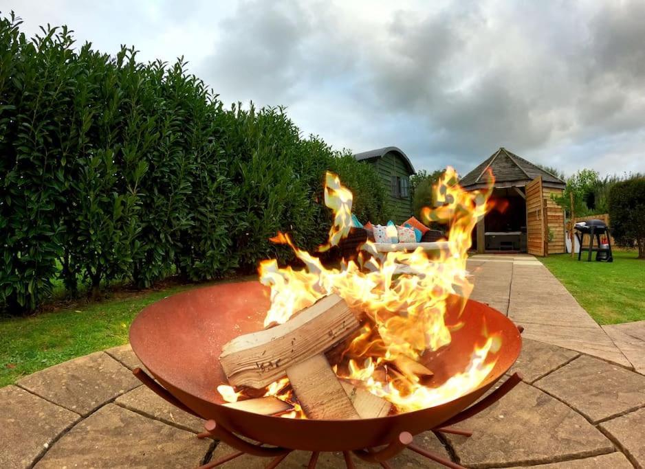 Romantic Retreat - Luxury Shepherds Hut + Hot Tub! Camborne Exteriör bild