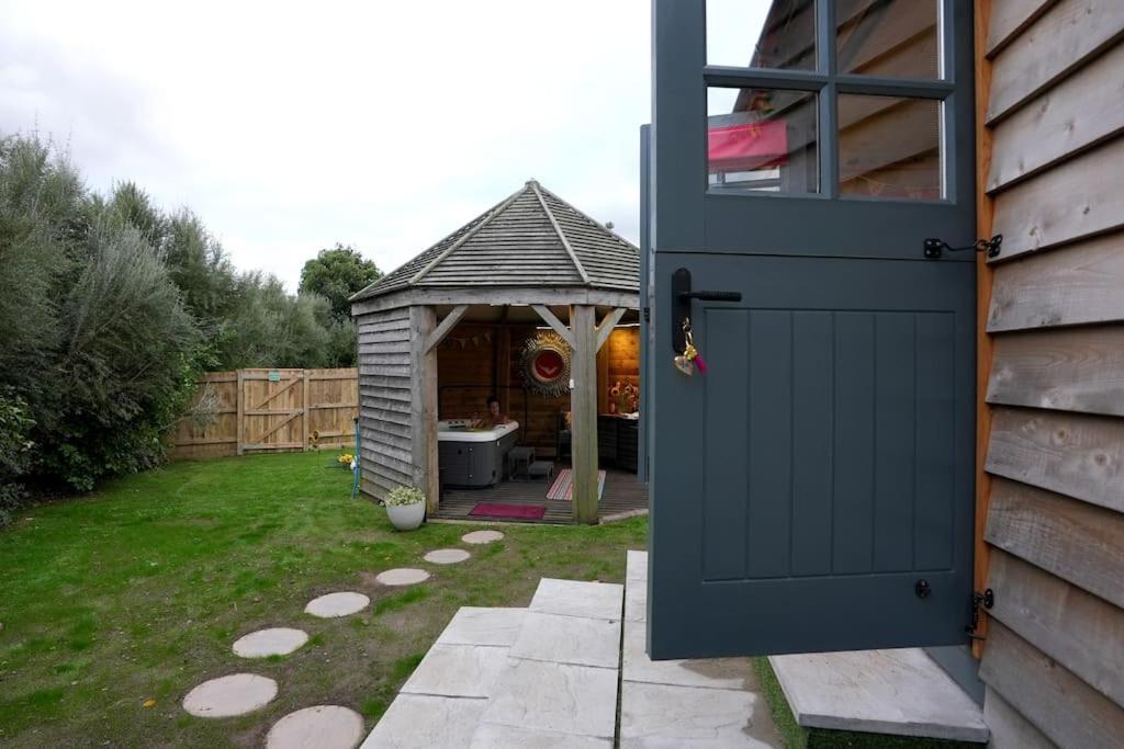 Romantic Retreat - Luxury Shepherds Hut + Hot Tub! Camborne Exteriör bild