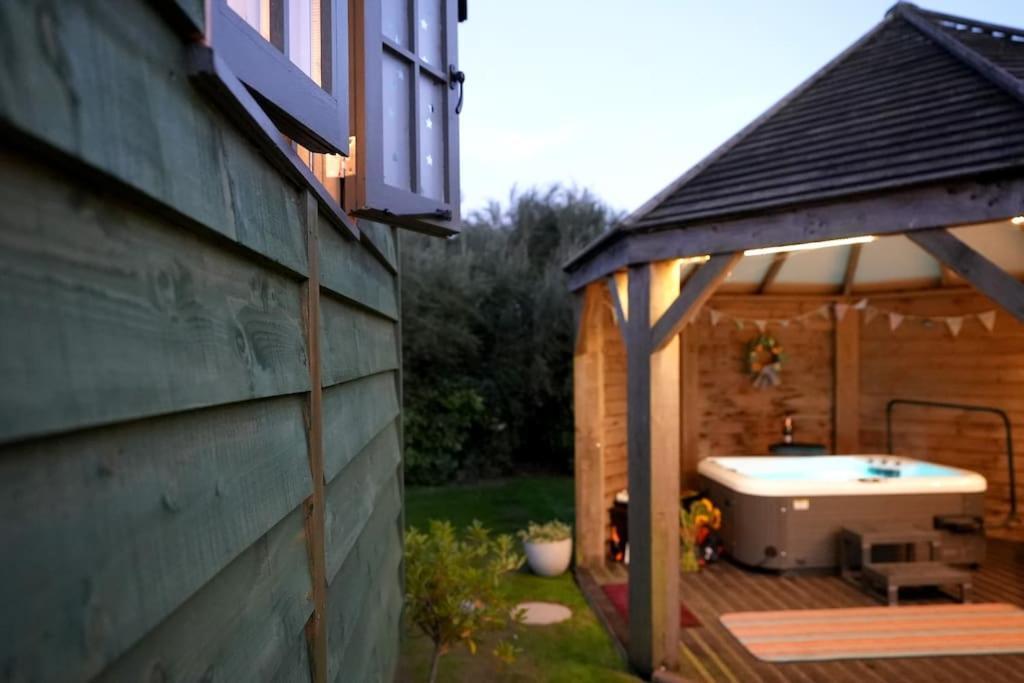 Romantic Retreat - Luxury Shepherds Hut + Hot Tub! Camborne Exteriör bild