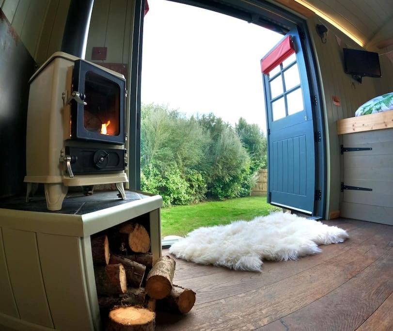 Romantic Retreat - Luxury Shepherds Hut + Hot Tub! Camborne Exteriör bild
