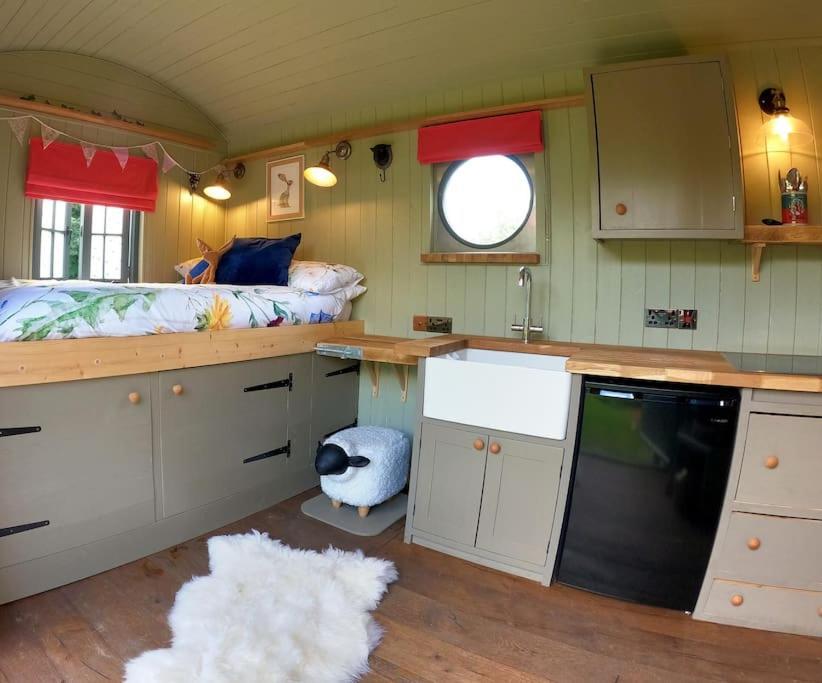 Romantic Retreat - Luxury Shepherds Hut + Hot Tub! Camborne Exteriör bild