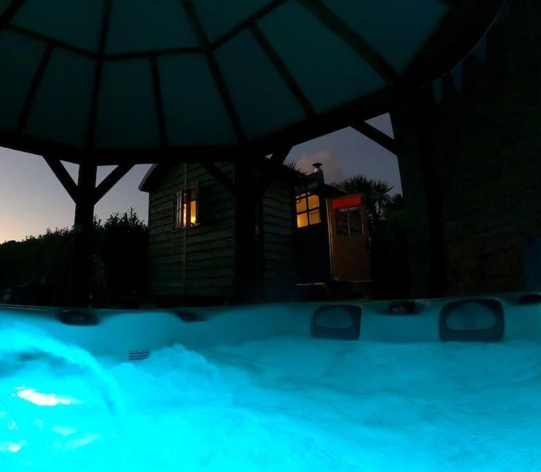 Romantic Retreat - Luxury Shepherds Hut + Hot Tub! Camborne Exteriör bild