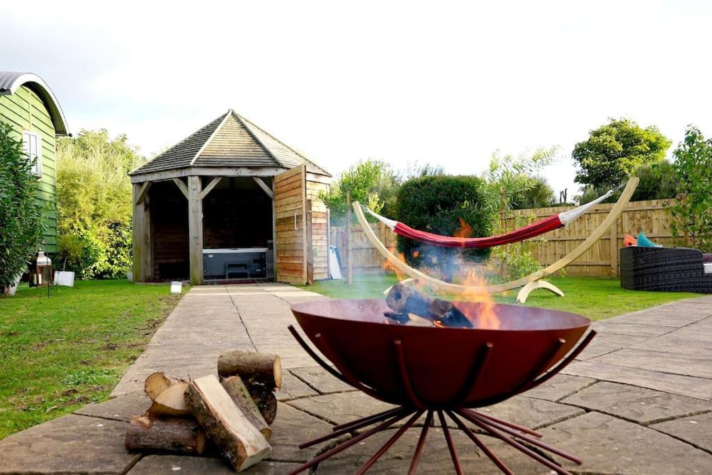 Romantic Retreat - Luxury Shepherds Hut + Hot Tub! Camborne Exteriör bild