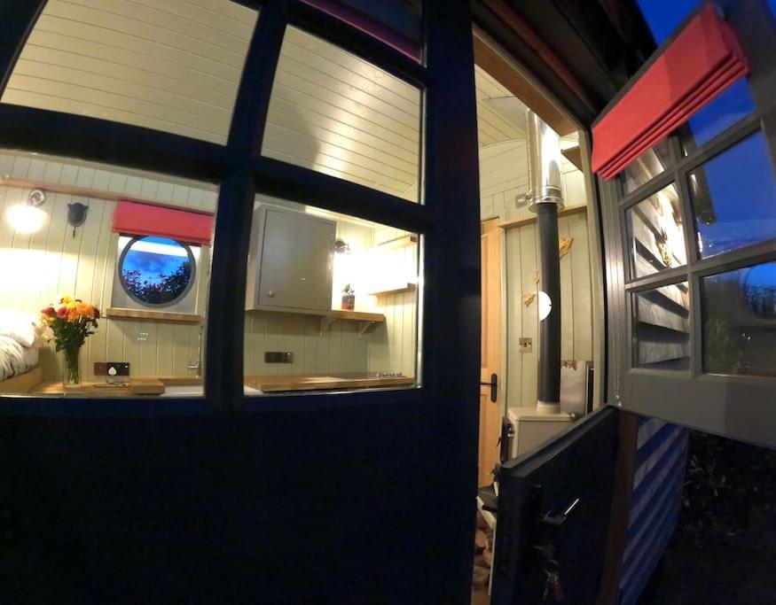 Romantic Retreat - Luxury Shepherds Hut + Hot Tub! Camborne Exteriör bild