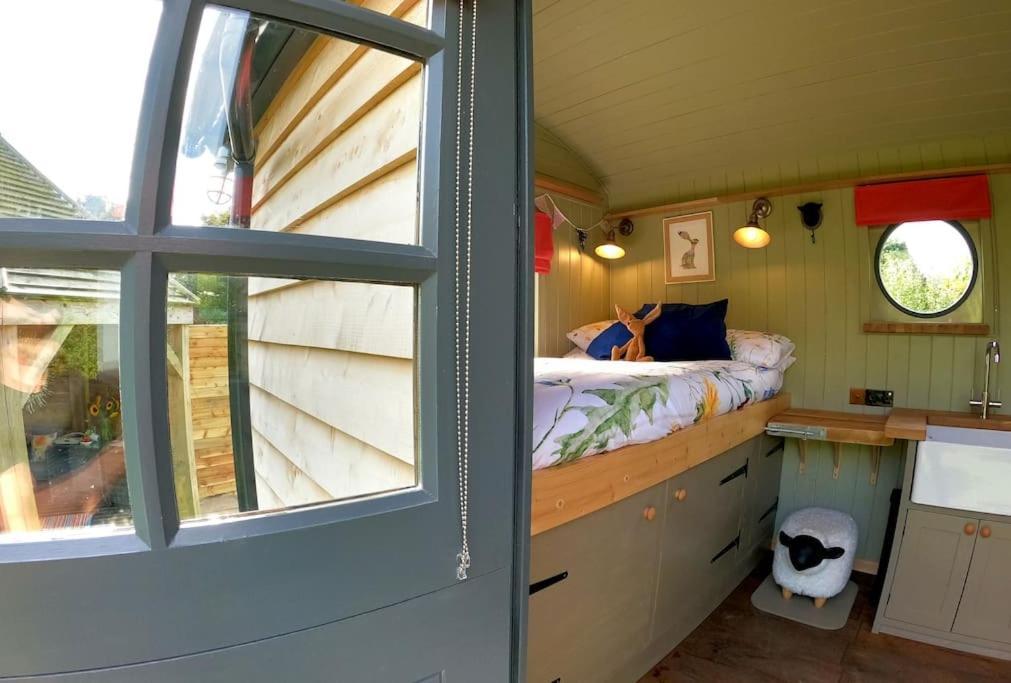 Romantic Retreat - Luxury Shepherds Hut + Hot Tub! Camborne Exteriör bild