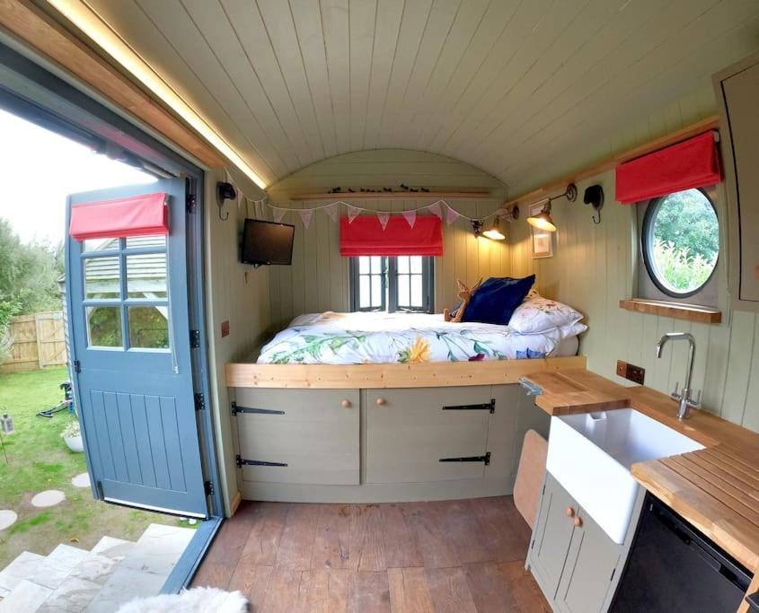 Romantic Retreat - Luxury Shepherds Hut + Hot Tub! Camborne Exteriör bild