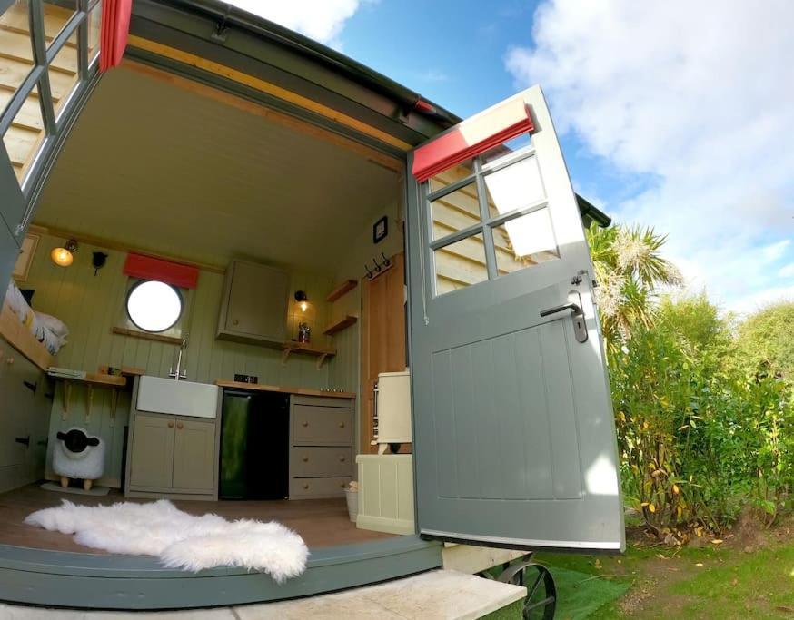 Romantic Retreat - Luxury Shepherds Hut + Hot Tub! Camborne Exteriör bild