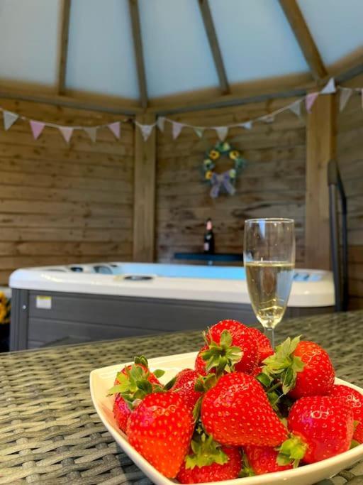 Romantic Retreat - Luxury Shepherds Hut + Hot Tub! Camborne Exteriör bild